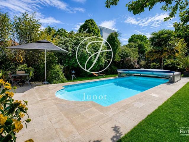 Maison avec piscine et jardin