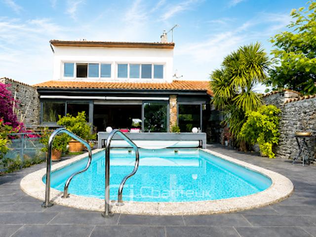 Maison avec piscine et jardin
