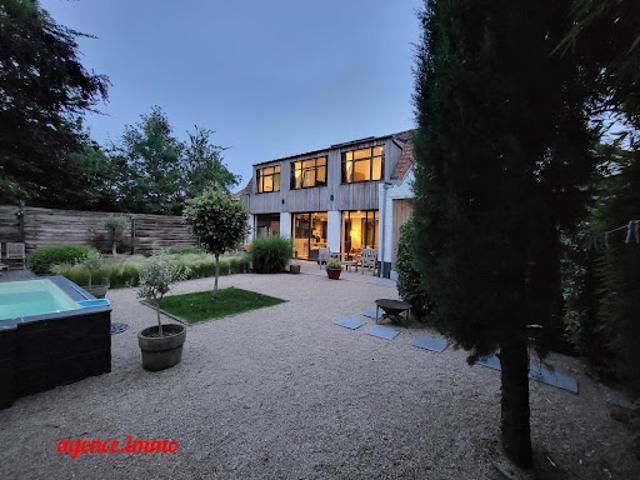 Maison avec piscine et jardin