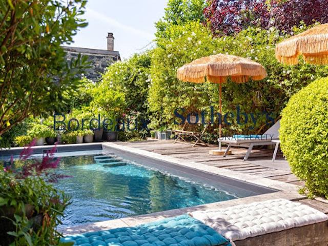 Maison avec piscine et jardin