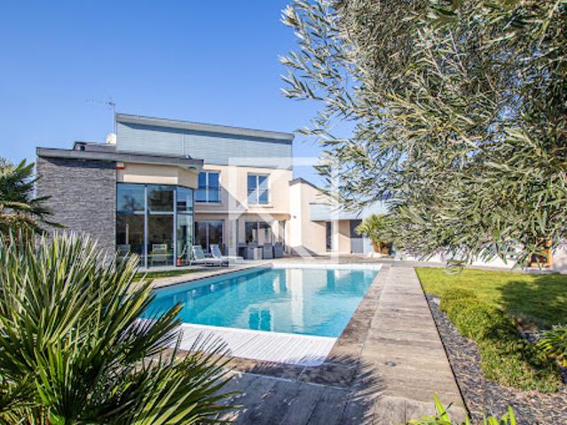 Maison avec piscine et jardin