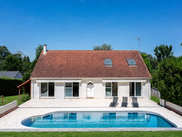Maison avec piscine et jardin
