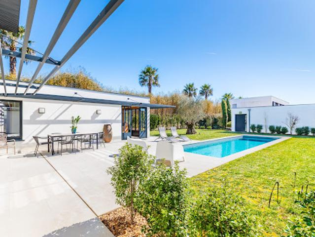 Maison avec piscine et jardin