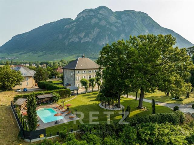 Maison avec piscine et jardin