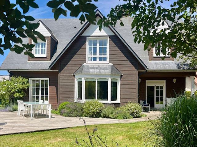 Maison avec piscine et jardin