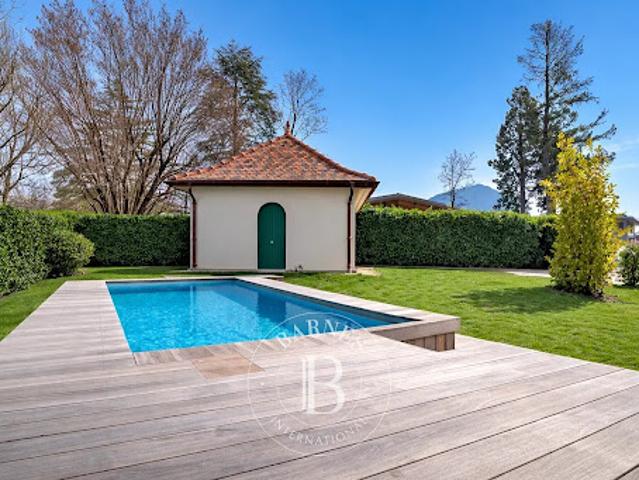 Maison avec piscine et jardin