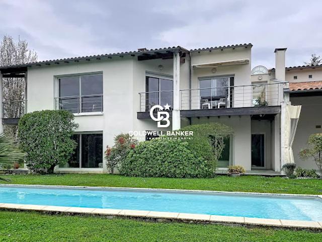 Maison avec piscine et jardin