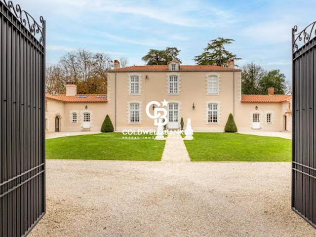 Maison avec piscine et jardin