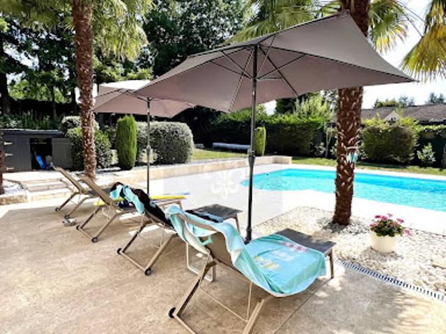 Maison avec piscine et jardin