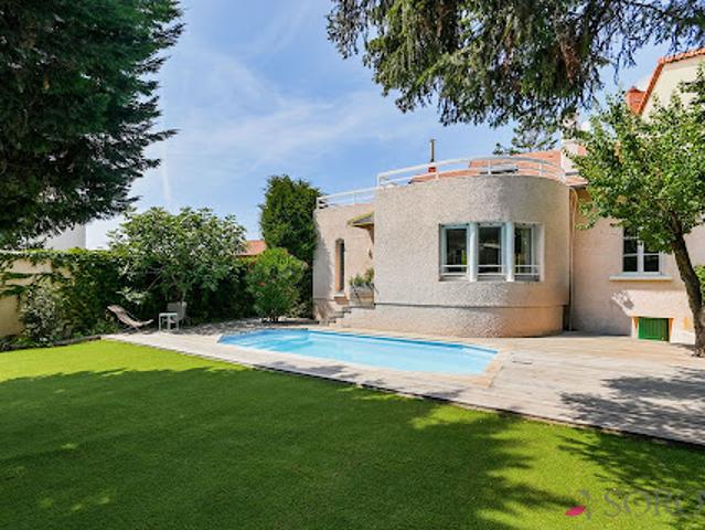 Maison avec piscine et jardin