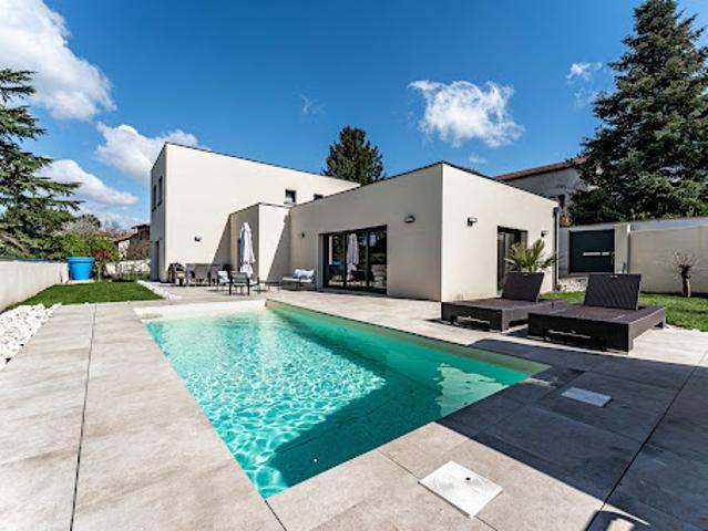 Maison avec piscine et jardin