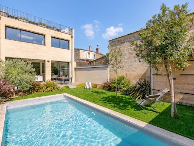 Maison avec piscine et jardin