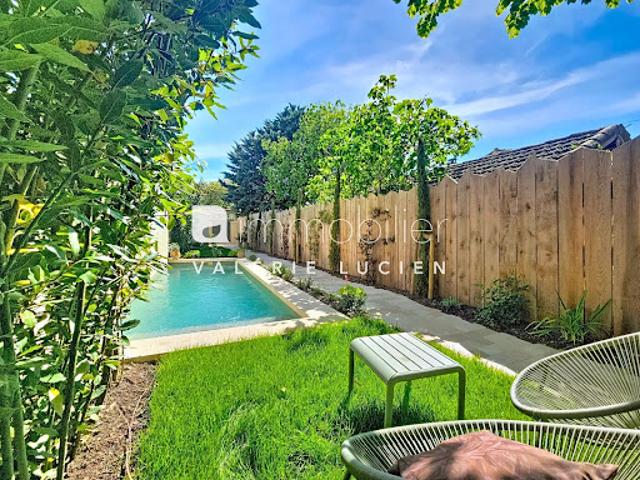Maison avec piscine et jardin