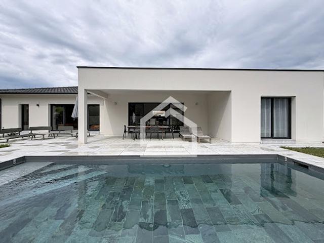Maison avec piscine et jardin