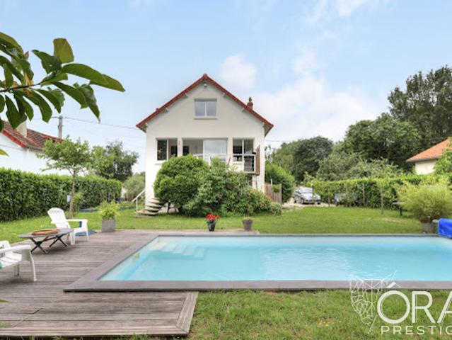 Maison avec piscine et jardin