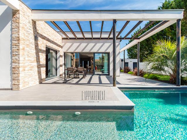 Maison avec piscine et jardin