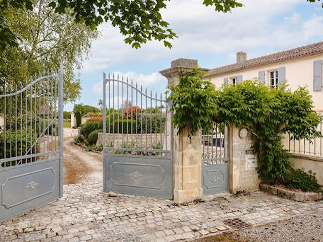 Maison avec piscine et jardin