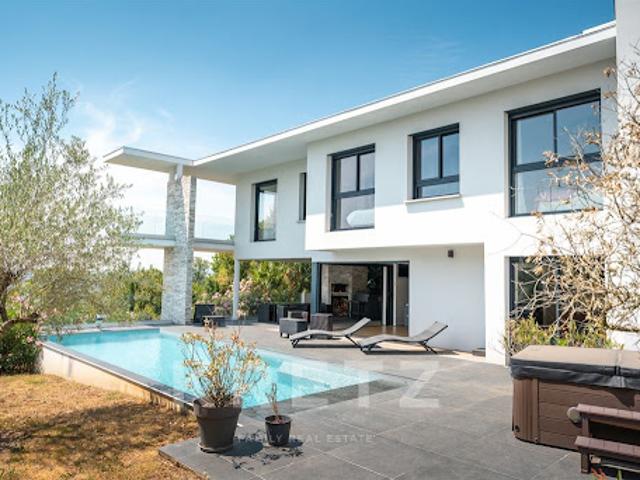 Maison avec piscine et jardin