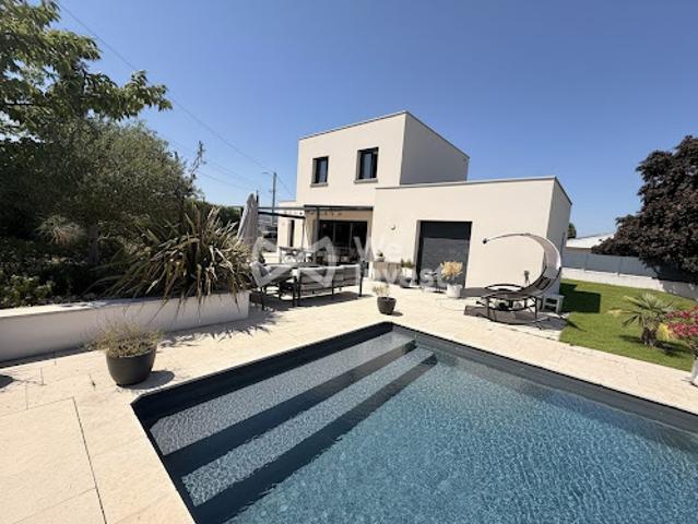 Maison avec piscine et jardin