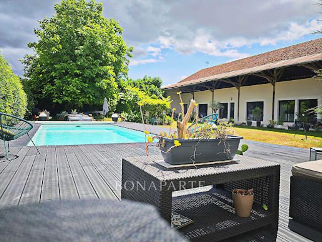 Maison avec piscine et jardin
