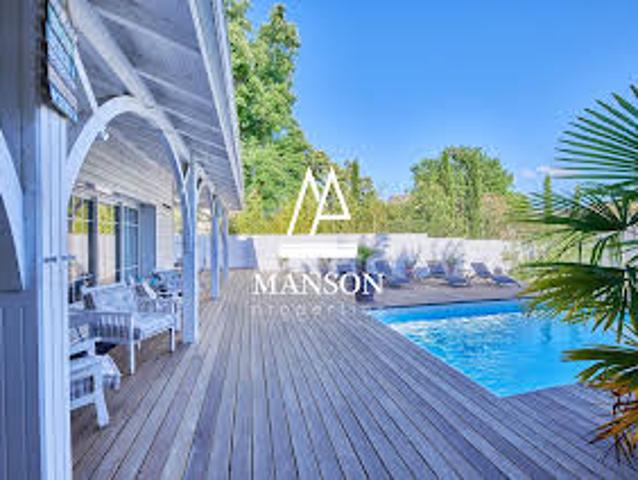 Maison avec piscine et jardin