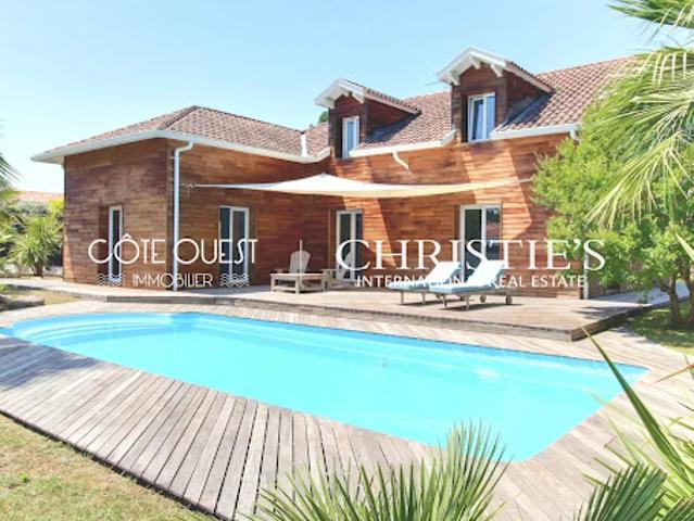 Maison avec piscine et jardin