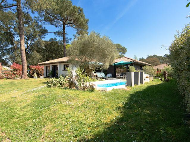 Maison avec piscine et jardin