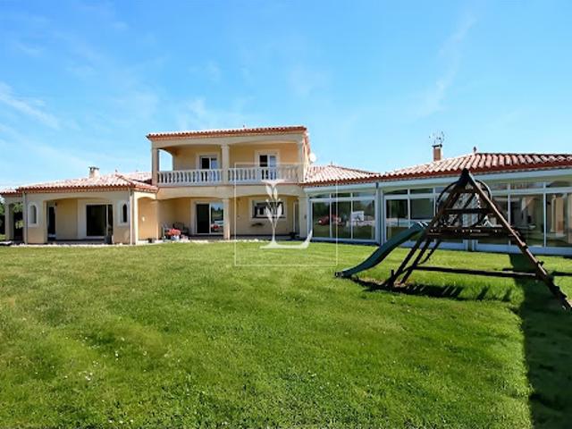 Maison avec piscine et jardin