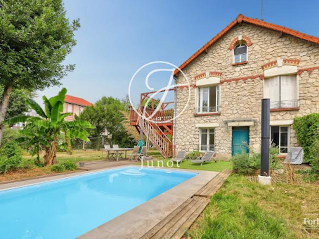 Maison avec piscine et jardin
