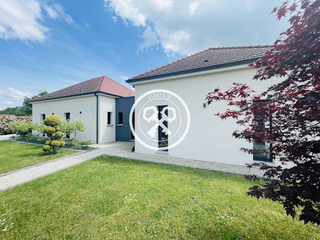 Maison avec piscine et jardin