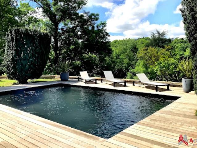 Maison avec piscine et jardin