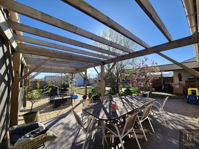 Maison avec piscine et jardin