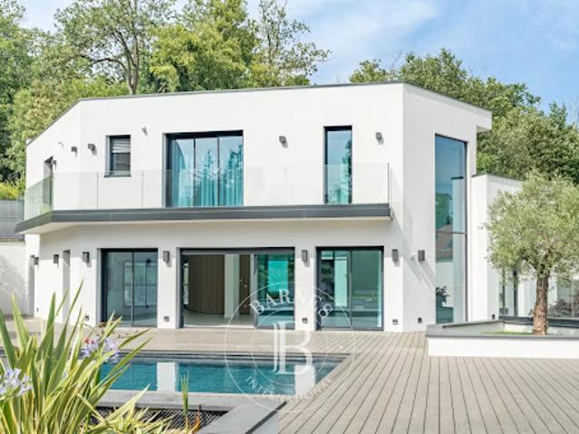 Maison avec piscine et jardin