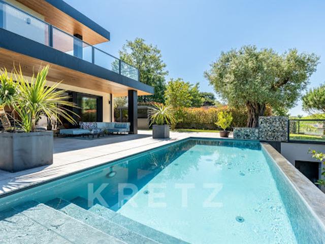 Maison avec piscine et jardin