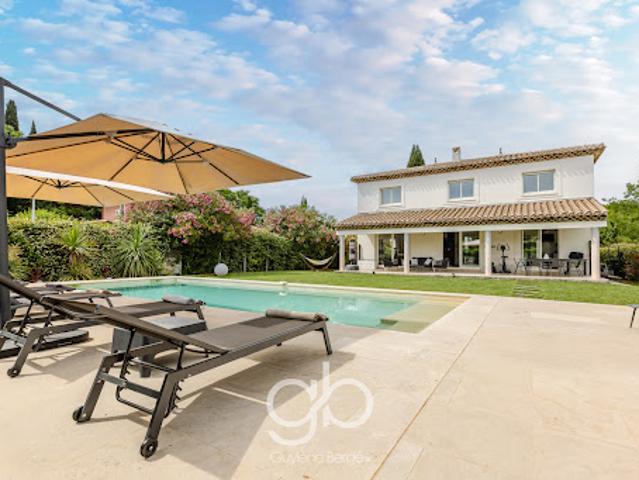 Maison avec piscine et jardin