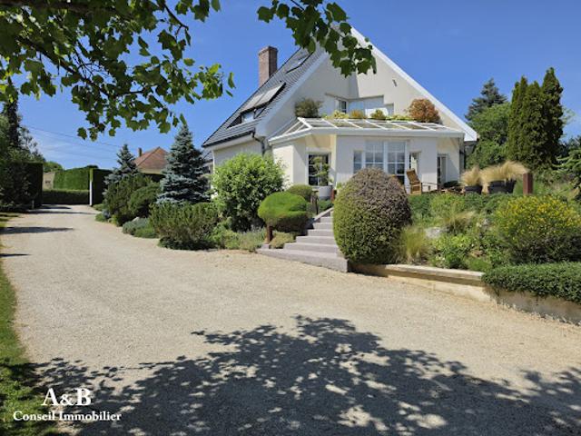 Maison avec piscine et jardin