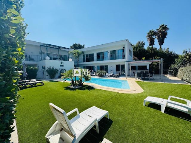 Maison avec piscine et jardin