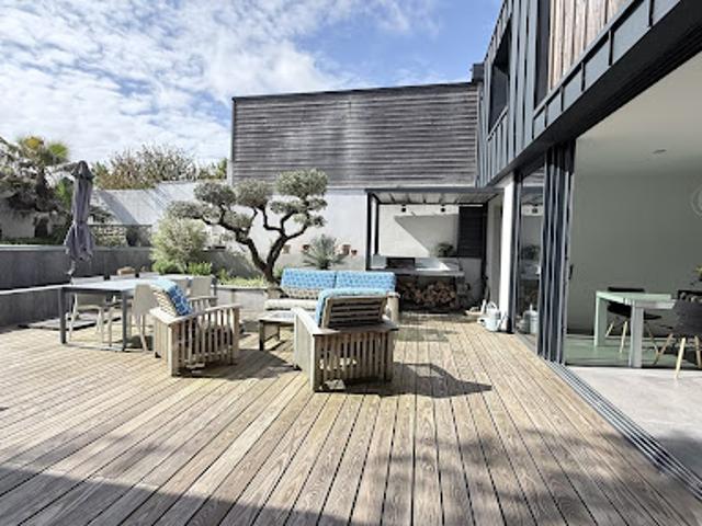 Maison avec piscine et jardin