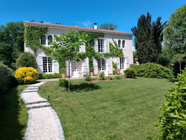 Maison avec piscine et jardin