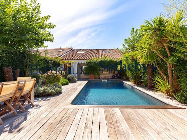 Maison avec piscine et jardin
