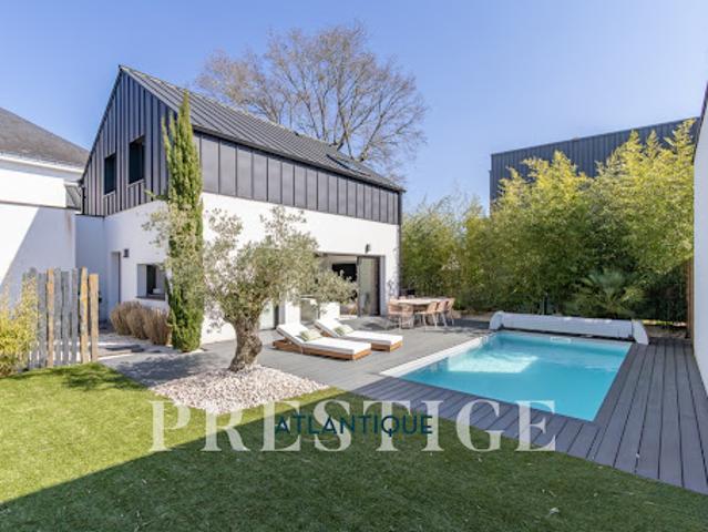 Maison avec piscine et terrasse