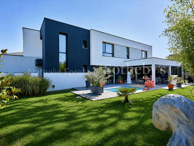 Maison avec piscine et jardin
