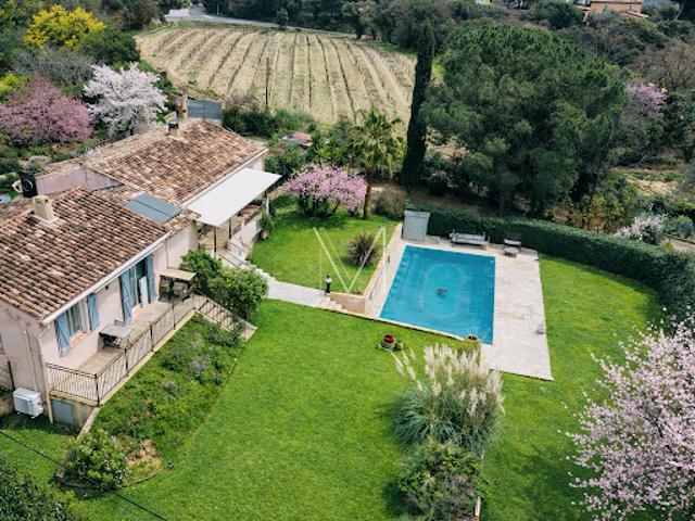 Maison avec piscine et jardin