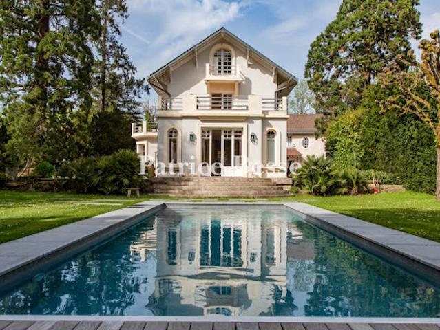 Maison avec piscine et jardin