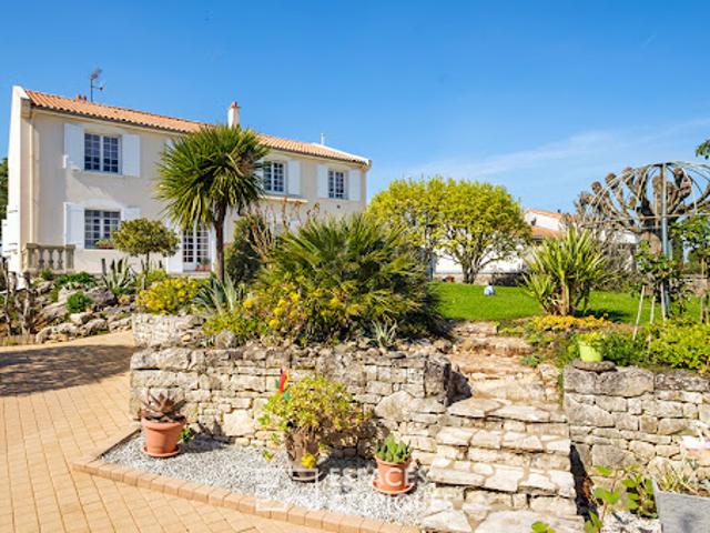 Maison avec piscine et jardin