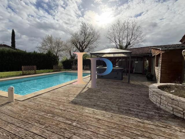 MAISON AVEC PISCINE ET POOL HOUSE