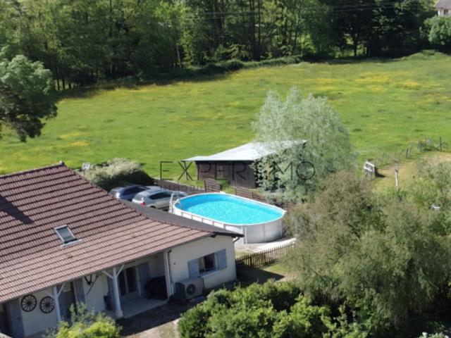 Maison avec piscine et terrain de 1,7 ha à Bantanges 71500