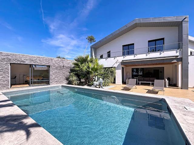 Maison avec piscine et terrasse