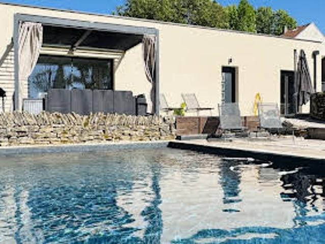 Maison avec piscine et jardin