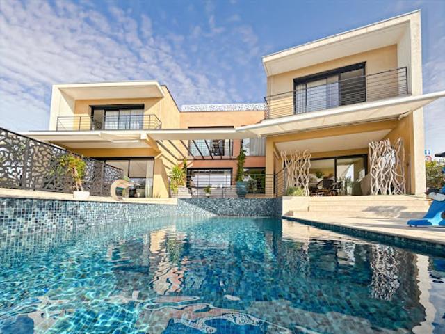 Maison avec piscine et terrasse